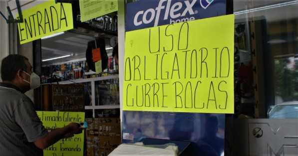 Atendiendo a las recomendaciones de la Secretaría de Salud, y para que se les siga permitiendo atención a sus clientes, comercios indican los lineamientos para entrar a realizar sus compras. En el transporte público, lo mismo.  Todos esto no evita que algunos ignoren la recomendación. 