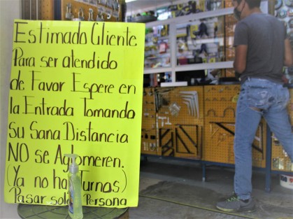 Atendiendo a las recomendaciones de la Secretaría de Salud, y para que se les siga permitiendo atención a sus clientes, comercios indican los lineamientos para entrar a realizar sus compras. En el transporte público, lo mismo.  Todos esto no evita que algunos ignoren la recomendación. 