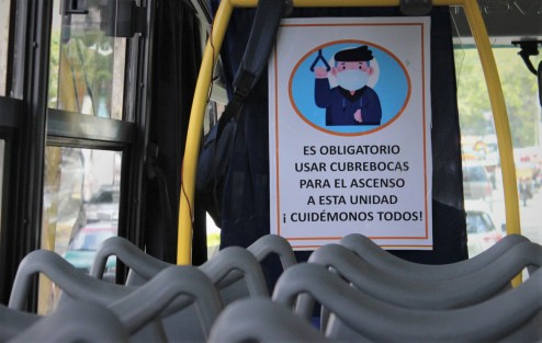 Atendiendo a las recomendaciones de la Secretaría de Salud, y para que se les siga permitiendo atención a sus clientes, comercios indican los lineamientos para entrar a realizar sus compras. En el transporte público, lo mismo.  Todos esto no evita que algunos ignoren la recomendación. 