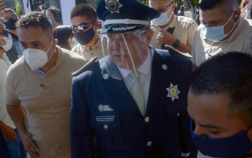 En medio de un fuerte operativo de seguridad y con muchos guaruras  el titular de la Secretaría de Seguridad Publica, Hugo Gutiérrez, así como personal de esta dependencia, montaron Guardia de Honor ante el monumento a Miguel Hidalgo.  