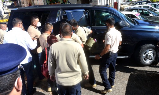 En medio de un fuerte operativo de seguridad y con muchos guaruras  el titular de la Secretaría de Seguridad Publica, Hugo Gutiérrez, así como personal de esta dependencia, montaron Guardia de Honor ante el monumento a Miguel Hidalgo.  