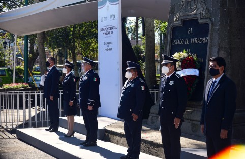 En medio de un fuerte operativo de seguridad y con muchos guaruras  el titular de la Secretaría de Seguridad Publica, Hugo Gutiérrez, así como personal de esta dependencia, montaron Guardia de Honor ante el monumento a Miguel Hidalgo.  