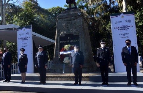 En medio de un fuerte operativo de seguridad y con muchos guaruras  el titular de la Secretaría de Seguridad Publica, Hugo Gutiérrez, así como personal de esta dependencia, montaron Guardia de Honor ante el monumento a Miguel Hidalgo.  