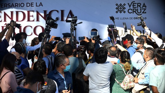 Los comunicadores trabajando, con cubrebocas, pero la Sana Distancia, imposible. 
