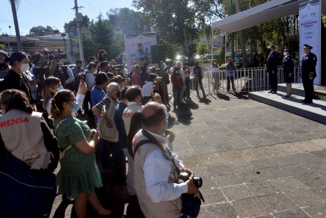 Los comunicadores trabajando, con cubrebocas, pero la Sana Distancia, imposible. 