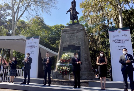 José Luis Lima Franco, titular de la Secretaría de Finanzas, encabezó la Guardia de Honor ante el monumento a Miguel Hidalgo.  