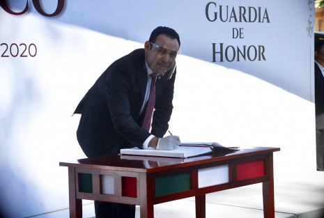 José Luis Lima Franco, titular de la Secretaría de Finanzas, encabezó la Guardia de Honor ante el monumento a Miguel Hidalgo.  