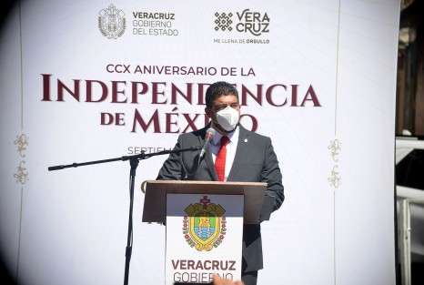 Zenyazen Escobar, en compañía de  personal de la SEV. montaron guardia de Honor ante el monumento a Miguel Hidalgo. 