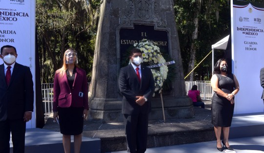 Zenyazen Escobar, en compañía de  personal de la SEV. montaron guardia de Honor ante el monumento a Miguel Hidalgo. 