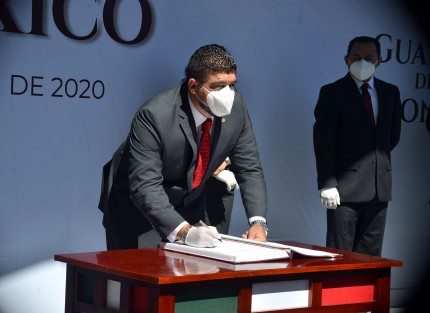  Zenyazen Escobar en compañía de  personal de la SEV montaron guardia de Honor ante el monumento a Miguel Hidalgo.