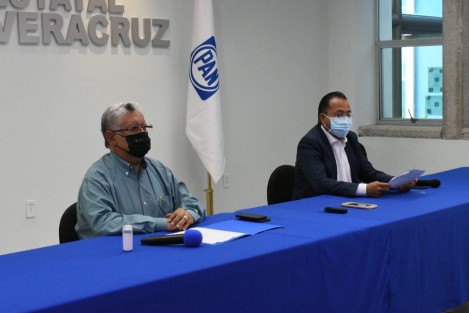 El supuesto Segundo Informe de Gobierno del Ejecutivo Federal sólo confirmó que el Gobierno de Morena ha traído para México y Veracruz dos años de retroceso, violencia, inseguridad, crisis económica, desempleo, colapso en los servicios de salud y autoritarismo, señaló el Presidente del Comité Directivo Estatal del PAN en Veracruz, Joaquín Guzmán Avilés.
