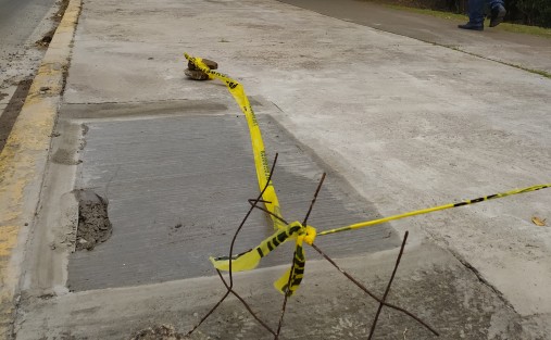 Por fin repararon la coladera que ya erra una trampa para el que pasaba por ahí.  Con eso de cualquiera hace el trabajo al Ayuntamiento, se ignora quién lo hizo, y quien metió la pata.