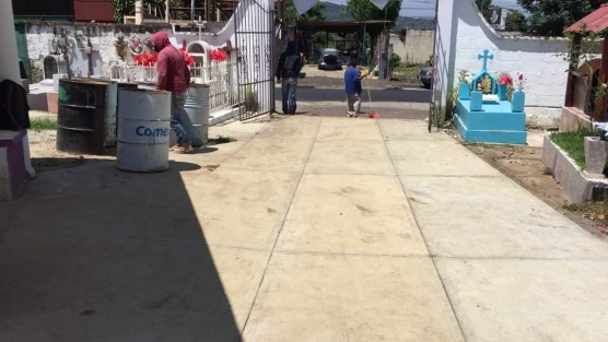 Por instrucciones del Alcalde Mario Chama Díaz, inician las jornadas de limpieza y mantenimiento en espacios públicos de nuestro municipio; trabajadores de Servicios Generales del Ayuntamiento,  realizan la limpieza y mantenimiento en Palacio Municipal y el edificio de la Biblioteca, el cual  alberga oficinas de diferentes direcciones y servicios, además se continúa retirando escombro y residuos sólidos orgánicos e inorgánicos del Panteón Municipal, del mismo modo, personal de Parques y Jardines, refuerza las  actividades de mantenimiento en el Parque Revolución.
