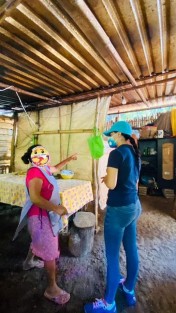 El Sistema Municipal DIF Teocelo que preside Mara Chama Villa, llevó a cabo la entrega de láminas en la cabecera municipal y comunidades del municipio, supervisando colocación, casa por casa, como parte del programa <em>Desarrollo a la Vivienda</em> gestionado ante el DIF Estatal, con quien se suma  esfuerzos para el apoyo y beneficio de los más vulnerables.