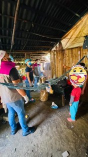 El Sistema Municipal DIF Teocelo que preside Mara Chama Villa, llevó a cabo la entrega de láminas en la cabecera municipal y comunidades del municipio, supervisando colocación, casa por casa, como parte del programa <em>Desarrollo a la Vivienda</em> gestionado ante el DIF Estatal, con quien se suma  esfuerzos para el apoyo y beneficio de los más vulnerables.
