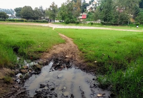 Con el pasto crecido, lleno de basura  y lodo  se pueden observar los sitios donde jóvenes de las colonias de los alrededores  solían hacer deporte y que hoy se ha convertido un lugar de malvivientes y drogadictos. 