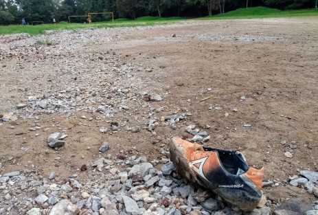 Con el pasto crecido, lleno de basura  y lodo  se pueden observar los sitios donde jóvenes de las colonias de los alrededores  solían hacer deporte y que hoy se ha convertido un lugar de malvivientes y drogadictos. 