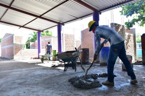 Nueve escuelas de los niveles Básico y Medio Superior, en el municipio de Camarón de Tejeda, serán beneficiadas con mejoras en su infraestructura.