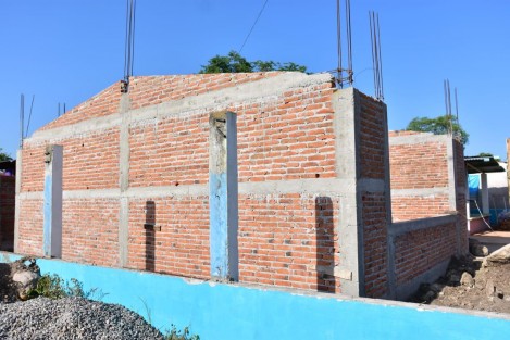 En Camarón de Tejeda, Ver., tiene lugar la rehabilitación del Jardín de Niños María Dolores Flores Morales, con una inversión de 899 mil 933 pesos, provenientes del Fondo de Aportaciones Múltiples (FAM Remanente 2018); los trabajos presentan un avance del 40 por ciento y se estima que concluirán el próximo 22 de octubre. 