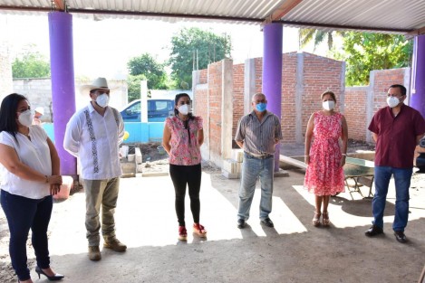 Durante un recorrido de supervisión, autoridades de la Secretaría de Educación de Veracruz (SEV), encabezadas por el titular, Zenyazen Escobar García, detallaron que serán construidos un aula didáctica, sanitarios y obra exterior, en beneficio de 56 niñas y niños. 