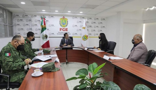 Así mismo se reportó la detención de tres secuestradores que operaban en Paso del Macho, que ayer en un operativo se les detuvo en Atoyac liberando a la víctima.
