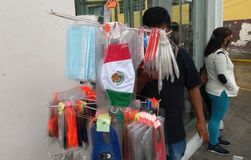 En el centro de la ciudad de Xalapa ya puede adquirir los modelos de cubrebocas patrióticos, lo que deja claro que los mexicanos saben tomar las desgracias con buen humor. 