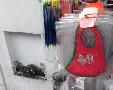 En el centro de la ciudad de Xalapa ya puede adquirir los modelos de cubrebocas patrióticos, lo que deja claro que los mexicanos saben tomar las desgracias con buen humor. 