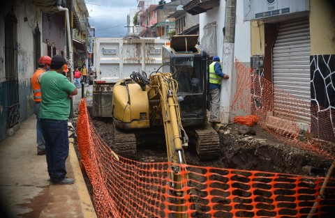 Así lucen el avance de las obras de repavimentación que se realizan  sobre la calle Belisario Domínguez  justo frente a la Unidad de Artes  de la Universidad Veracruzana.  