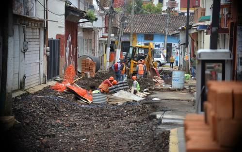 Así lucen el avance de las obras de repavimentación que se realizan  sobre la calle Belisario Domínguez  justo frente a la Unidad de Artes  de la Universidad Veracruzana.  