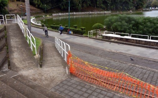 Aunque oficialmente aún no se puede pasear en el Paseo de Los Lagos, muchas personas ya lo hacen con sus mascotas por este sitio, donde se puede observar  algunos peces muertos  y hasta agua apestosa saliendo de una coladera, así como a los peces tanto de comer que lo pueden hasta las cintas de prohibido el paso. 
