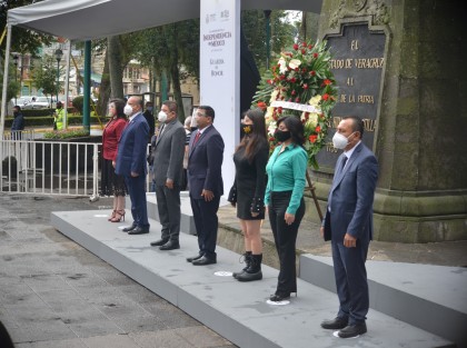 Diputados locales encabezados por el presidente del Congreso del Estado, Rubén Ríos Uribe,, montaron la Guardia de Honor ante el monumento a Miguel Hidalgo en Los Berros.