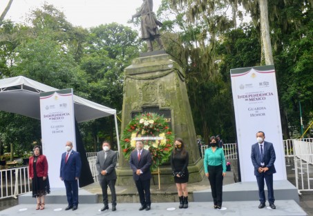 Diputados locales encabezados por el presidente del Congreso del Estado, Rubén Ríos Uribe,, montaron la Guardia de Honor ante el monumento a Miguel Hidalgo en Los Berros.