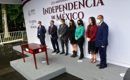Diputados locales encabezados por el presidente del Congreso del Estado, Rubén Ríos Uribe,, montaron la Guardia de Honor ante el monumento a Miguel Hidalgo en Los Berros.