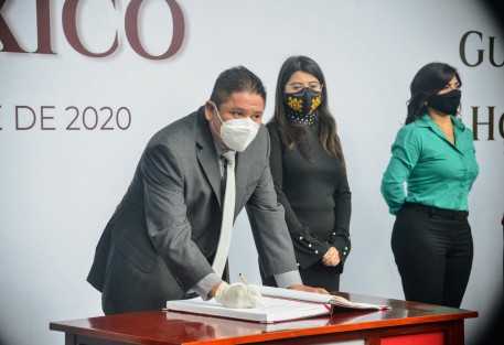 Diputados locales encabezados por el presidente del Congreso del Estado, Rubén Ríos Uribe,, montaron la Guardia de Honor ante el monumento a Miguel Hidalgo en Los Berros.