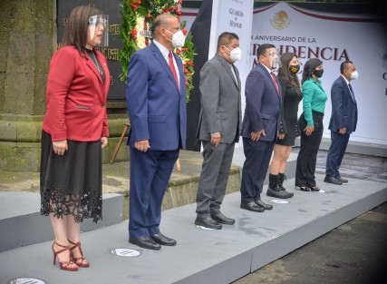 Diputados locales encabezados por el presidente del Congreso del Estado, Rubén Ríos Uribe,, montaron la Guardia de Honor ante el monumento a Miguel Hidalgo en Los Berros. 