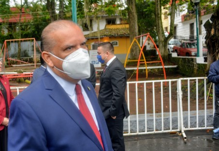 Diputados locales encabezados por el presidente del Congreso del Estado, Rubén Ríos Uribe,, montaron la Guardia de Honor ante el monumento a Miguel Hidalgo en Los Berros. 
