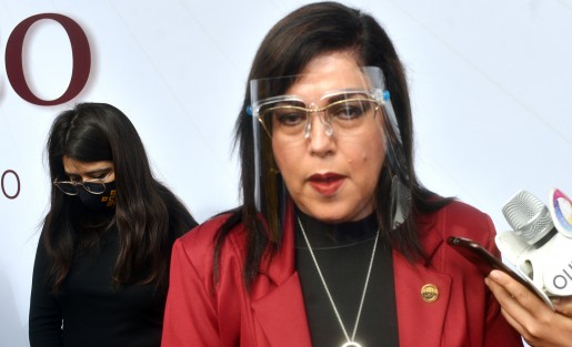 En la imagen la diputada federal Dorheny García Cayetano y la diputada local Rosalinda Galindo Silva durante la guardia  honor ante el monumento a Miguel Hidalgo, de las cuales se dice en medios de inforfrmación, podría salir la próxima candidata a la alcaldía por MORENA en Xalapa. 