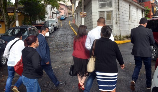 Siendo Veracruz un Estado tan seguro, la diputada Rosalinda sólo necesitó 6 guaruras para asistir a la guardia de Honor en Los Berros.