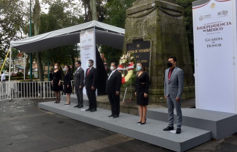 Funcionarios públicos de la Secretaría de Desarrollo Económico y Portuario, encabezados por el titular Enrique Nachón, rindieron Guardia de Honor frente al monumento al Padre de la Patria. 