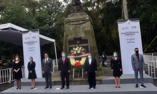 Funcionarios públicos de la Secretaría de Desarrollo Económico y Portuario, encabezados por el titular Enrique Nachón, rindieron Guardia de Honor frente al monumento al Padre de la Patria. 