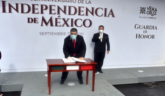 Funcionarios públicos de la Secretaría de Desarrollo Económico y Portuario, encabezados por el titular Enrique Nachón, rindieron Guardia de Honor frente al monumento al Padre de la Patria. 