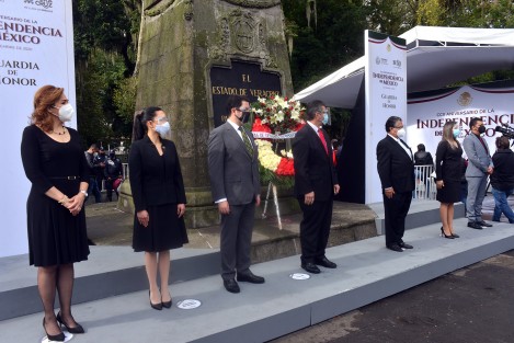 Funcionarios públicos de la Secretaría de Desarrollo Económico y Portuario, encabezados por el titular Enrique Nachón, rindieron Guardia de Honor frente al monumento al Padre de la Patria.