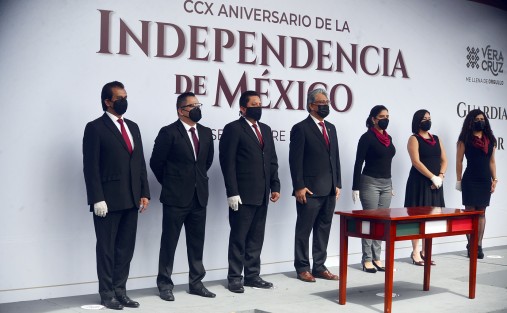 Personal de la Secretaría de Desarrollo Social y el titular de la dependencia, Guillermo Fernández Sánchez, montaron Guardia de Honor ante el monumento a Miguel Hidalgo en el parque Los Berros.  