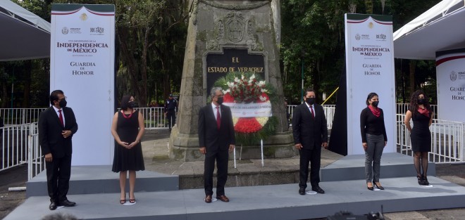 Personal de la Secretaría de Desarrollo Social y el titular de la dependencia, Guillermo Fernández Sánchez, montaron Guardia de Honor ante el monumento a Miguel Hidalgo en el parque Los Berros.  