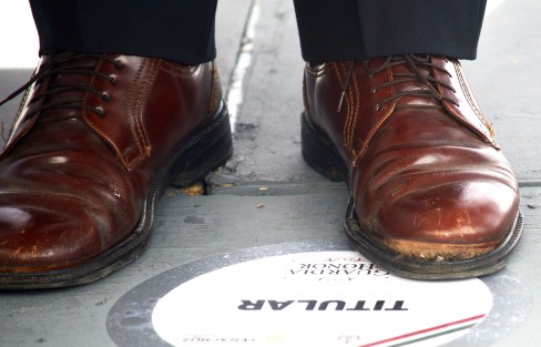 Guillermo Fernández Sánchez, titular de la Secretaría de Desarrollo Social, en entrevista habló sobre la austeridad que se aplica en la dependencia a su cargo como muestras de congruencia  sus zapatos lo dicen todo,