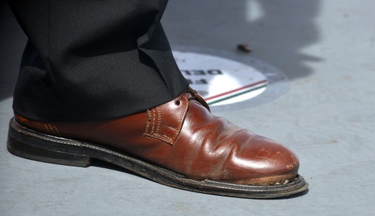 Guillermo Fernández Sánchez, titular de la Secretaría de Desarrollo Social, en entrevista habló sobre la austeridad que se aplica en la dependencia a su cargo como muestras de congruencia  sus zapatos lo dicen todo,