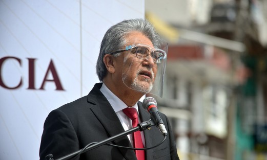 Guillermo Fernández Sánchez, titular de la Secretaría de Desarrollo Social, en entrevista habló sobre la austeridad que se aplica en la dependencia a su cargo como muestras de congruencia  sus zapatos lo dicen todo,