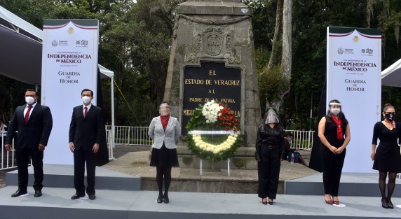 María del Rocío Pérez Pérez, secretaria de Medio Ambiente y colaboradores de dicha secretaria, hicieron guardia de honor en Los Berros.