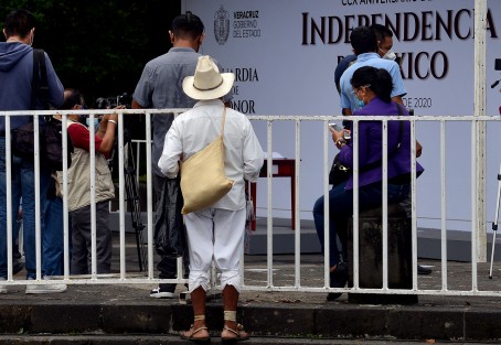 Guardia tras las rejas. 