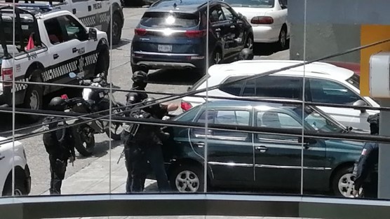 Al lugar arribaron elementos de la Policía, quienes en un operativo lograron rescatar a las dos personas así como detener al menos a 3 presuntos delincuentes.  